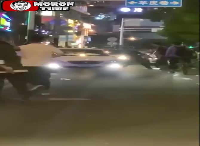 Video :In China, he stabs seven people and crushes his ex-wife (public alerted)